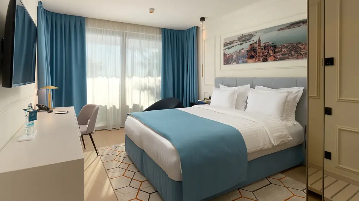 King sized bed in Boutique Hotel Mirari room