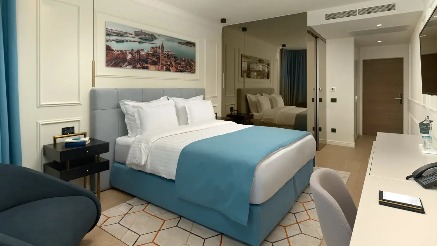 King sized bed in Boutique Hotel Mirari room