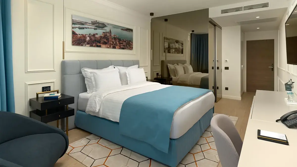 King sized bed in Boutique Hotel Mirari room