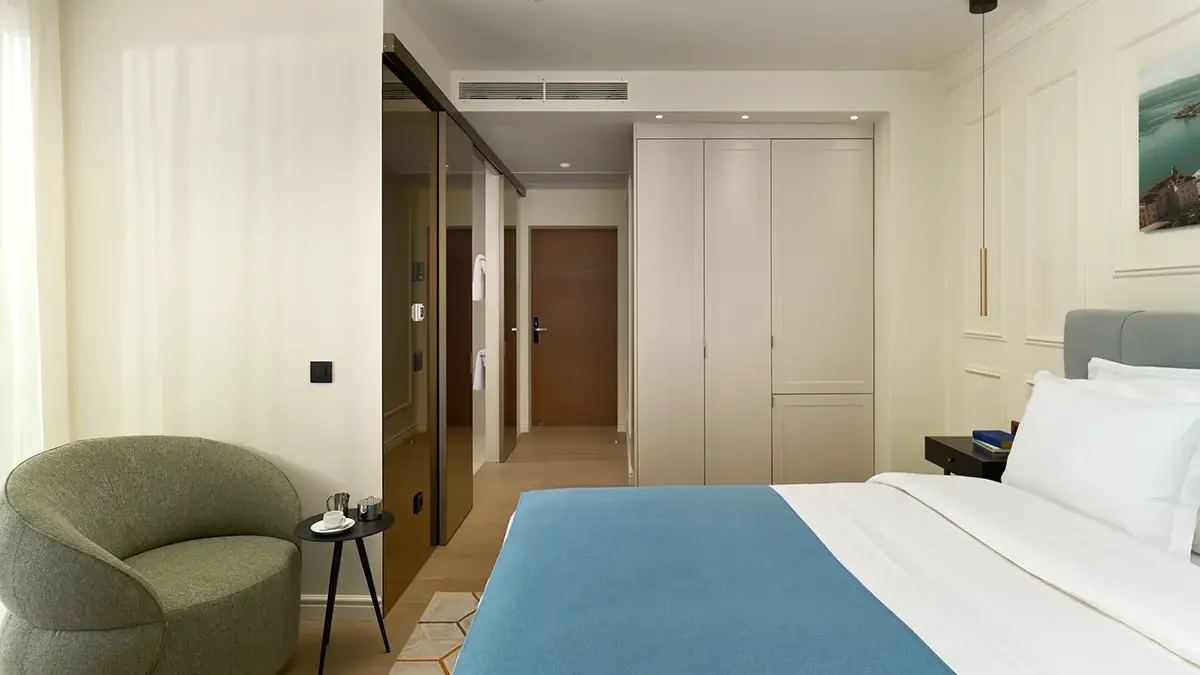 King sized bed in Boutique Hotel Mirari room