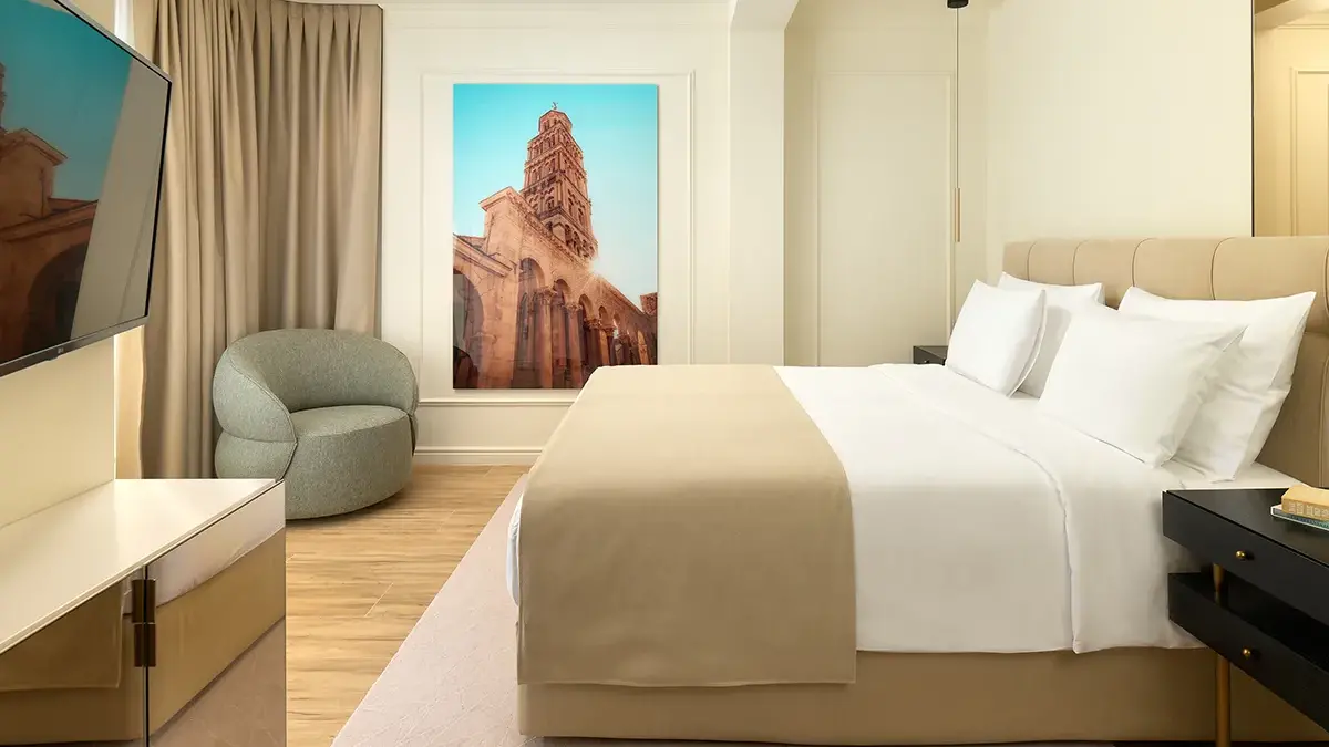 King sized bed in Boutique Hotel Mirari room