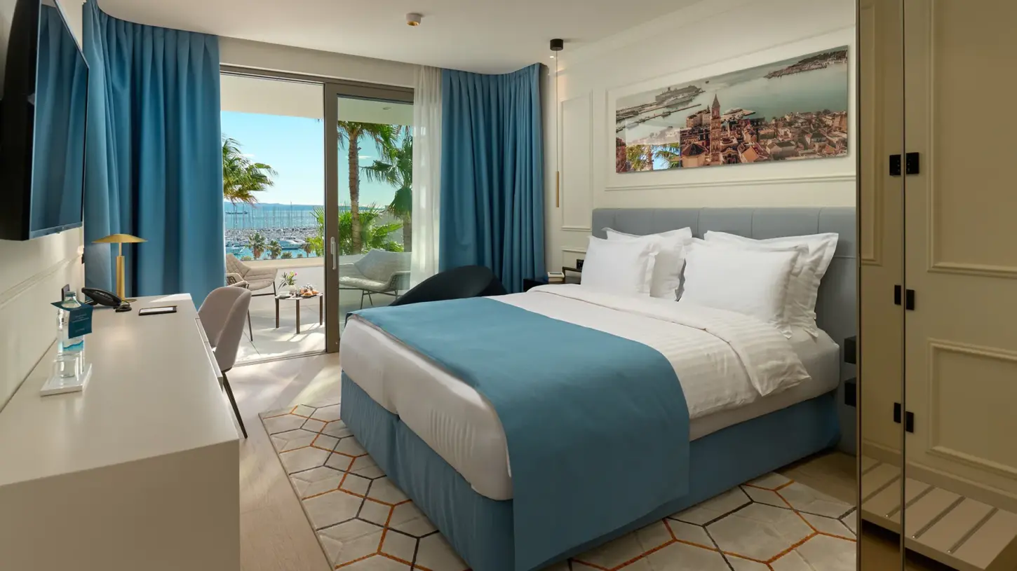 King sized bed in Boutique Hotel Mirari with open sea view and balcony